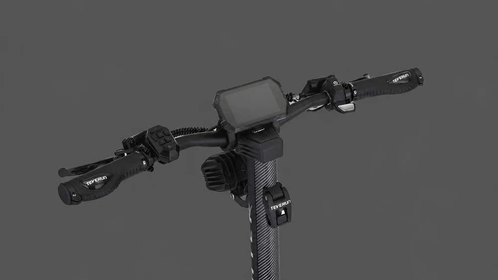 Teverun Fighter 11+ 2026 horizontal TFT and thumb throttle on a grey background