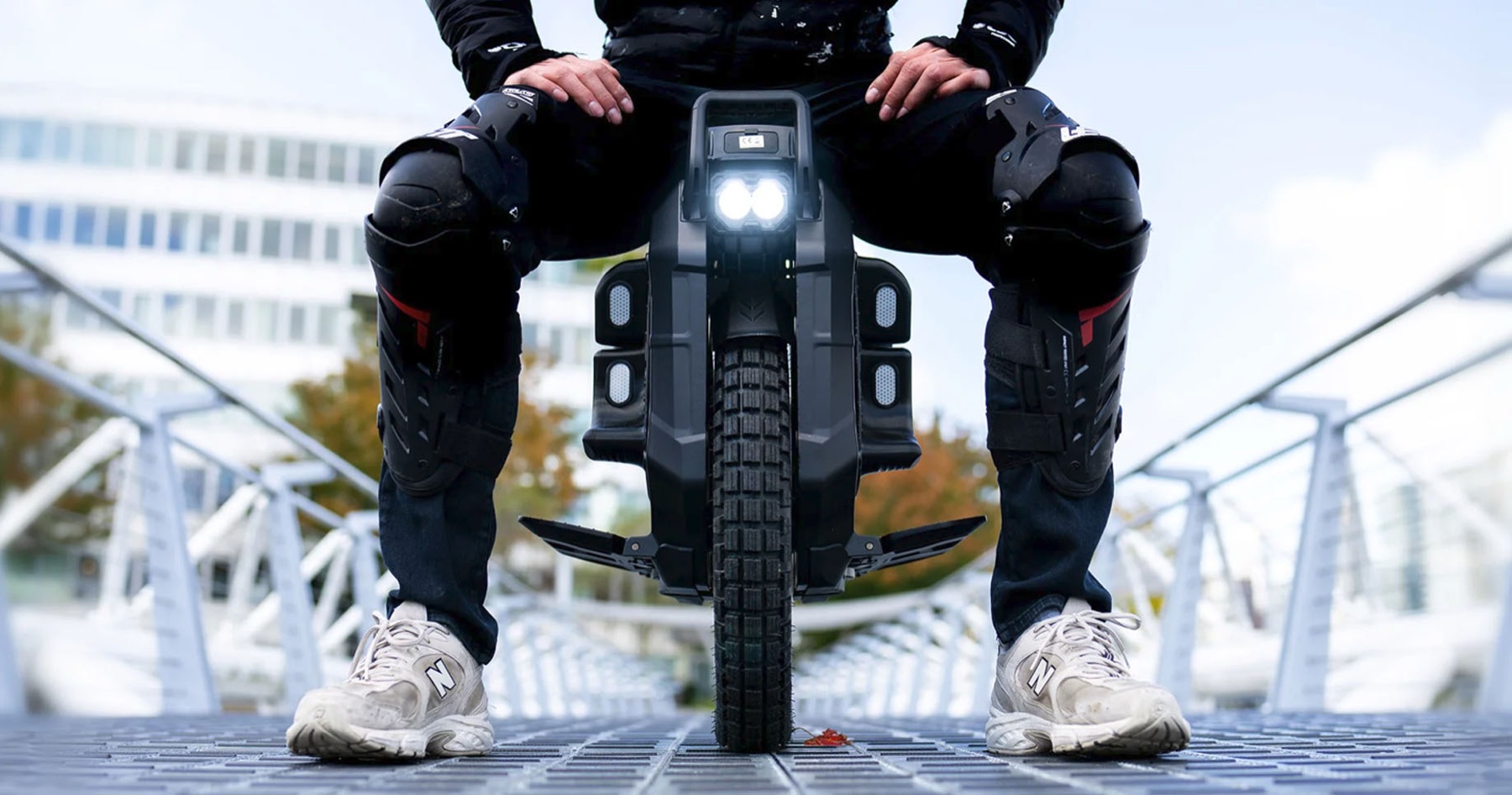 LEAPERKIM SHERMAN L electric unicycle with rider