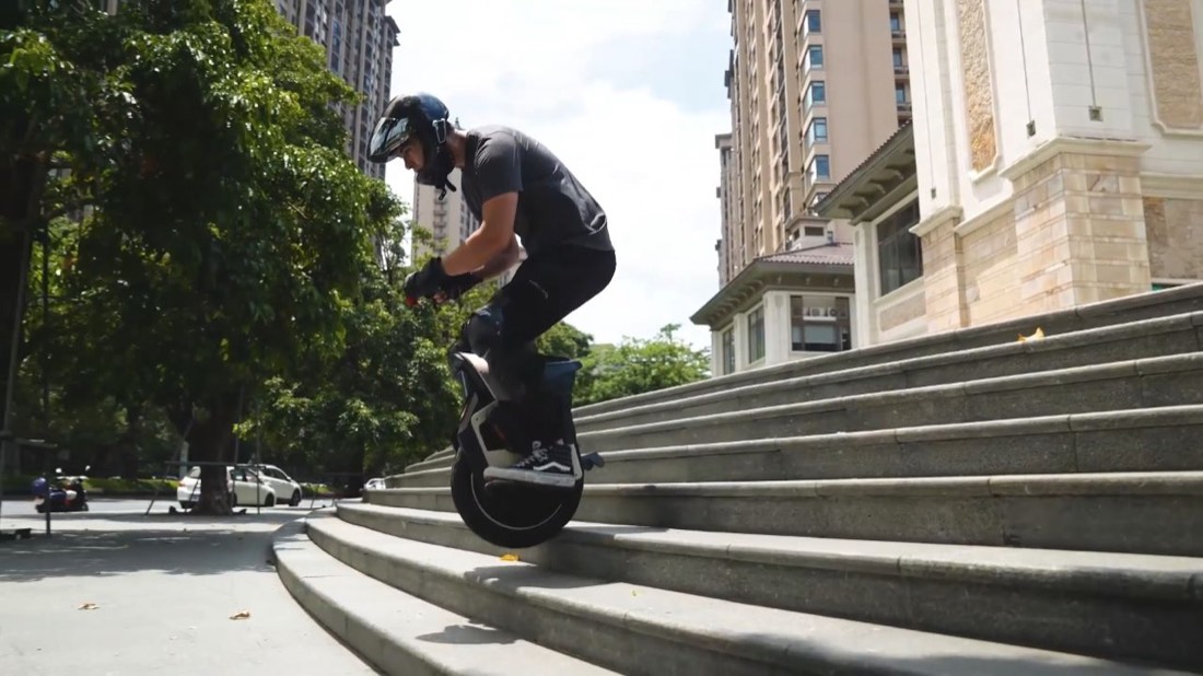 INMOTION V12S hydraulic suspension action